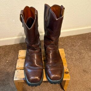 Vintage men’s squared towed riding boots. Very good condition men’s size 10D.